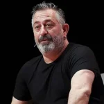Türkiyənin komediya səhnəsinin parlaq ulduzu Cem Yılmaz Çanakkaledəki evində qəfil başlayan şiddətli sinə ağrısı ilə xəstəxanaların birinə yerləşdirilib.